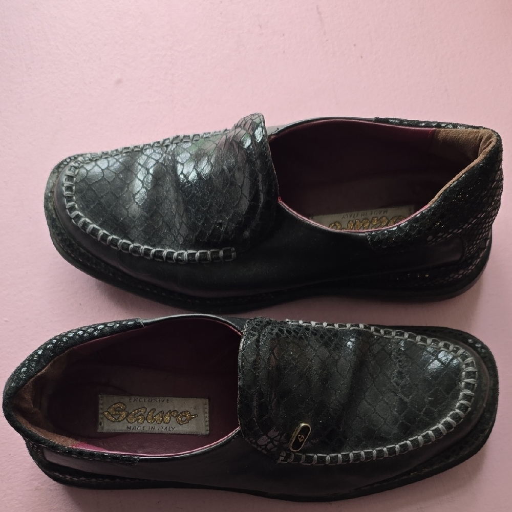 Sophisticated Black Textured womens Slip-Ons croc print loafer - Picture 3 of 5